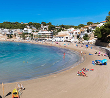 Beliebter Strand L'Ampolla Moraira Costa Blanca in der Nähe von Ferienapartments